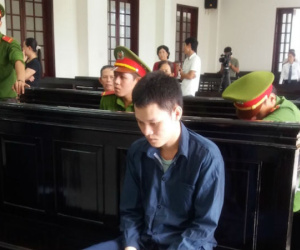 Mang án 13 năm tù vì cầm mã tấu truy sát "tình địch" giúp bạn