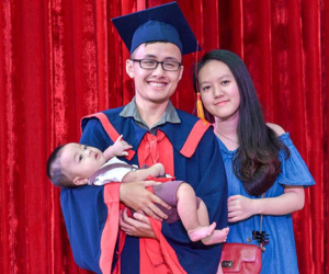 Nam sinh Bách khoa nhận bằng tốt nghiệp loại giỏi bên vợ và con trai