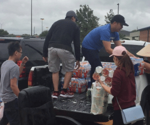 Người Việt đùm bọc nhau trong lũ lụt ở Houston