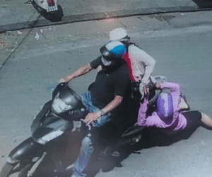 Những hình ảnh gây phẫn nộ trên phố Hà Nội vào giữa trưa