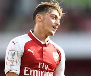 Petit khuyên Arsenal bán Ozil
