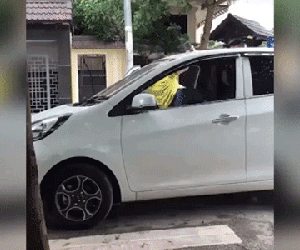 Xôn xao clip nam thanh niên “tung cước” liên tiếp vào người cô gái lái xe ô tô ở Hà Nội
