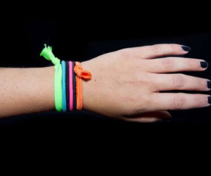 Bỏ ngay thói quen đeo dây thun buộc tóc vào cổ tay