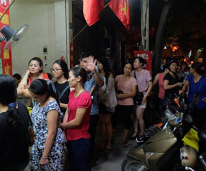 Hà Nội: Nửa đêm, hàng trăm người dân vẫn xếp hàng dài, chờ đợi hơn 30 phút để mua bánh Trung thu