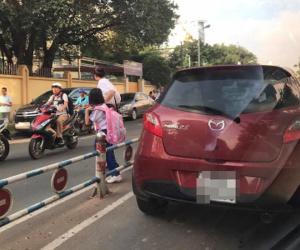 Hành động gây nhức nhối của bà mẹ trước cổng trường tiểu học ở Sài Gòn