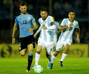 Messi tịt ngòi, Argentina vẫn khốn khó
