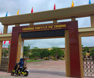 Trường học yêu cầu nữ giáo viên không được mặc váy lên lớp