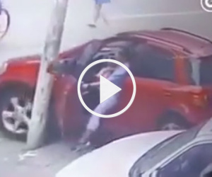 Video: Thò chân ra ngoài giữ ôtô bị trôi, nữ tài xế gãy gập chân
