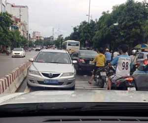 Xác minh xe biển xanh chạy ngược chiều gây tắc đường ở Hà Nội