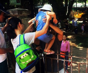 Hà Nội: Nhiều bậc cha mẹ trèo rào, trốn vé vào CV Thủ Lệ ngày nghỉ lễ đầu tiên
