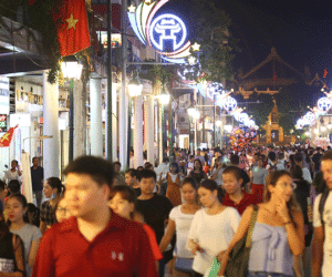 Hàng nghìn người dân chen chân ở không gian đi bộ Hồ Gươm