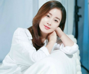 Kim Tae Hee mang bầu 7 tháng vẫn miệt mài kiếm tiền