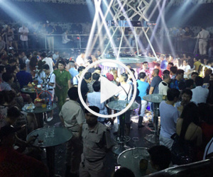 Video: Cảnh sát đột kích bắt ma túy trong quán bar Sài Gòn