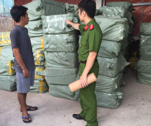 Bắt xe ô tô đầu kéo vận chuyển gần 1 triệu gói dầu gội đầu không rõ nguồn gốc