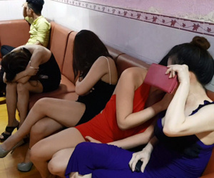 "Chân dài" phục vụ quý ông giá 2 triệu đồng ở Sài Gòn