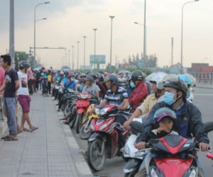 Bạn trai phóng xe bỏ trốn sau khi cô gái nhảy cầu tự tử