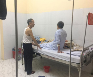 Cụ ông chạy xe 30km vào viện chăm anh trai 90 tuổi và lời đề nghị gây xúc động