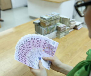 Euro tăng mạnh - kẻ khóc, người cười