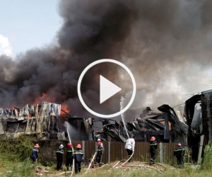 Video: Trăm cảnh sát chữa cháy kho vải ven Sài Gòn