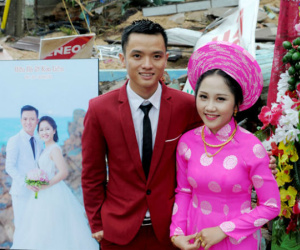 Vợ chồng làm đám cưới bên căn nhà sập đón con đầu lòng
