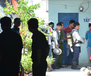 Bắt cóc bé trai đưa vào phòng tưới xăng dọa đốt