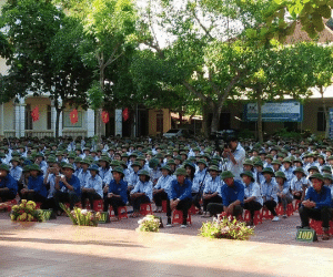Cả trường đội mũ cối trong ngày khai giảng