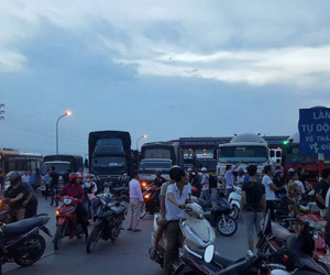 Căng thẳng ở trạm thu phí trên QL5: "Trước kia vé có 10 nghìn, lên 40 nghìn thì cao quá"
