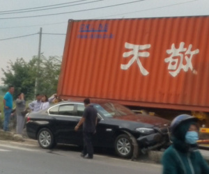 Container mất lái kéo lê ô tô hơn 30 mét, 3 người trên xe hoảng loạn kêu cứu