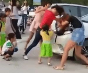 Hai bà mẹ đánh nhau vì tranh chỗ đỗ xe khi đưa con đi nhập học