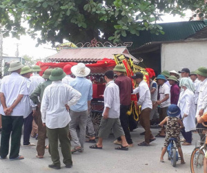 Mẹ trẻ ôm con nhảy cầu: Bà ngoại ngất lịm trong đám tang