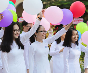 Nữ sinh rạng rỡ trong tà áo dài ngày khai trường