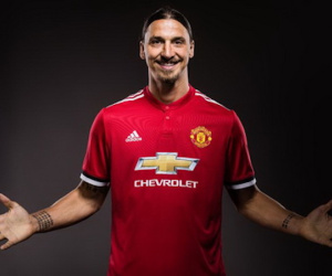 Ra sân tại Champions League, Zlatan Ibrahimovic phá kỷ lục cùng MU