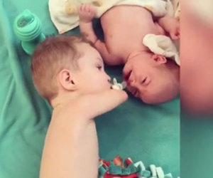 Tan chảy với nhóc không tay không chân nhường ti giả cho em đang khóc