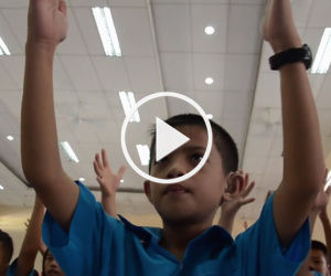 Video: Học sinh khiếm thính hát quốc ca bằng tay ngày khai giảng