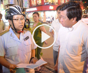 Video: Ông Đoàn Ngọc Hải xử lý nữ cán bộ đô thị vì "để tái chiếm vỉa hè"