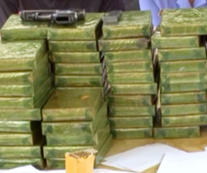 Gần 90 bánh heroin, súng quân dụng trên xe bán tải