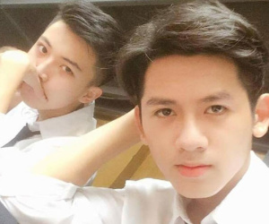 Hai nam sinh bất ngờ nổi tiếng vì quá điển trai trong ngày khai giảng