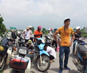 Hàng loạt xe dính "bẫy" đinh trên cao tốc Hà Nội - Bắc Giang, tài xế khóc dở mếu dở giữa trời nắng
