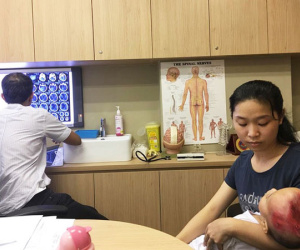 Lời kêu cứu của người vợ bị chồng bỏ rơi, con bệnh não úng thuỷ mấy lần chết hụt khi qua Singapore điều trị