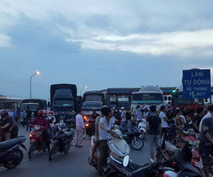 Nữ tài xế từng trả tiền lẻ qua trạm thu phí QL5 nói bị 1 người "dọa, gọi là người cầm đầu"