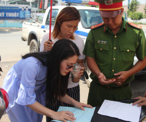 Vi phạm giao thông, diễn viên Ngọc Lan được người thân tiếp nước, che dù…ký biên bản