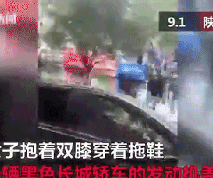 Video: Chồng phóng xe bỏ đi mặc vợ ngồi trên nắp ca pô sau khi cãi nhau