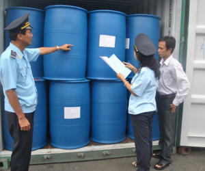 Bắt 1,3 tấn hàng nghi là ngà voi giấu trong nhựa đường ở cảng Sài Gòn
