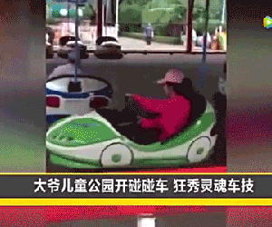 Cụ ông 74 tuổi tuần nào cũng đi công viên lái xe điện đụng