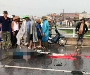 Đang đi xe đạp trên cầu, người phụ nữ bất ngờ bị sét đánh tử vong