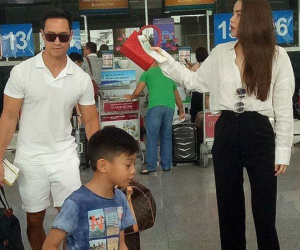 Kim Lý ga lăng xách hành lý cho mẹ con Hồ Ngọc Hà sau chuyến du lịch