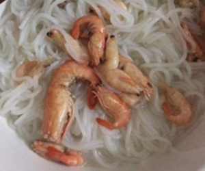 Nấu bún tôm nguyên con thay vì mì tôm như yêu cầu, cô vợ vẫn ngơ ngác không hiểu sao chồng dỗi