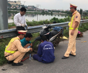 Thợ vá xe kiếm tiền “mệt nghỉ” vì đinh "bỗng dưng" rải đầy đường!