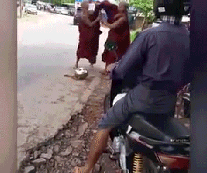 Video: Nhà sư Myanmar đánh nhau giữa đường