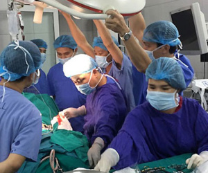 Ba ca mổ liên tiếp cứu chàng trai bị tai nạn xe máy
